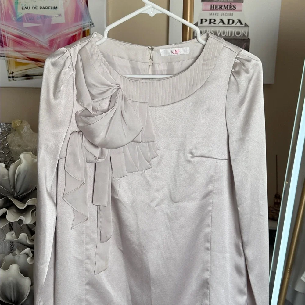 Elegant Gray Long Sleeve Blouse - Picture 3 of 4
